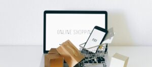 Blog 16 Por qué vender en Amazon sigue siendo una gran oportunidad en 2025 Amazon se ha consolidado como el marketplace más importante del mundo, con más de 300 millones de usuarios activos y ventas que superan los 500.000 millones de dólares anuales. En 2025, las oportunidades para los vendedores han crecido exponentially debido a: Tendencias favorables para vendedores: El e-commerce representa ya el 15% del retail mundial Los consumidores priorizan la comodidad y rapidez de entrega Amazon ha expandido sus servicios a más de 200 países Las herramientas de inteligencia artificial facilitan la gestión de inventarios El programa Amazon Prime cuenta con más de 200 millones de suscriptores Datos clave del marketplace en 2025: Más del 60% de las búsquedas de productos comienzan en Amazon Los vendedores terceros representan el 58% de todas las ventas El ticket medio ha aumentado un 12% respecto a 2024 Las categorías de tecnología, hogar y salud lideran el crecimiento Cómo empezar a vender en Amazon paso a paso Decide si venderás como empresa o particular La primera decisión crucial es determinar tu status fiscal para vender en Amazon: Vender como particular: Ideal para ventas ocasionales o testing de productos Menor complejidad fiscal inicial Limitaciones en volumen de ventas Sin acceso a todas las herramientas profesionales Vender como empresa: Acceso completo a Amazon Business Mayor credibilidad ante los compradores Posibilidad de deducir gastos empresariales Obligaciones fiscales más complejas pero beneficios a largo plazo Recomendación: Si planeas vender de forma seria y continuada, constituye una empresa desde el inicio. Elige entre Amazon FBA o FBM Amazon FBA (Fulfillment by Amazon): Amazon gestiona almacenamiento, envío y atención al cliente Tus productos son elegibles para Amazon Prime Mayor visibilidad en los resultados de búsqueda Costes más altos pero mayor comodidad operativa Amazon FBM (Fulfillment by Merchant): Tú gestionas el almacenamiento y envío Menores comisiones pero mayor responsabilidad logística Control total sobre el packaging y experiencia de cliente Ideal para productos de gran tamaño o margen muy ajustado Estrategia híbrida: Muchos vendedores exitosos combinan ambos modelos según el producto. Abre tu cuenta de vendedor en Amazon Proceso paso a paso: Registro inicial: Accede a seller.amazon.es y selecciona "Regístrate ahora" Documentación necesaria: NIF/CIF y documentos de identidad Extracto bancario reciente Factura de servicios para verificar dirección Tarjeta de crédito internacional Verificación de identidad: Amazon realizará llamadas y envíos de códigos Configuración fiscal: Completa el formulario W-8BEN-E si vendes desde España Activación: El proceso puede tardar 24-72 horas Cómo encontrar productos ganadores en 2025 Qué es un producto ganador y cómo identificarlo Un producto ganador en Amazon cumple estos criterios esenciales: Características fundamentales: Demanda constante y creciente (mínimo 100 búsquedas mensuales) Competencia moderada (menos de 200 reseñas en los top 10) Margen de beneficio superior al 30% Posibilidad de mejora respecto a la competencia Tamaño y peso optimizado para logística Métricas clave a analizar: BSR (Best Seller Rank): Menor a 100,000 en categorías principales Precio de venta: Entre 15€ y 70€ para máxima rotación Reviews ratio: Menos del 50% de productos con +100 reseñas Tendencia estacional: Productos con demanda estable año redondo Herramientas para analizar tendencias y demanda Herramientas esenciales para 2025: Helium 10: Suite completa con Black Box para research de productos Análisis de keywords y competencia Estimación de volumen de ventas Seguimiento de productos competidores Jungle Scout: Especializada en product research Base de datos con millones de productos Calculadora de rentabilidad integrada Análisis de tendencias históricas AMZScout: Herramienta europea con datos precisos Extension de Chrome gratuita Análisis de nichos emergentes Seguimiento de precios automático Google Trends + Ubersuggest: Para validar demanda externa a Amazon Tendencias de búsqueda estacionales Análisis de keywords relacionadas Oportunidades de contenido Costes y comisiones al vender en Amazon Tarifas principales en Amazon FBA Estructura de costes 2025: Concepto Coste Descripción Cuenta Profesional 39€/mes Obligatoria para FBA Comisión de referencia 8-15% Varía según categoría Tarifas FBA 2,50-8€/unidad Según tamaño y peso Almacenamiento 0,75€/m³/mes Tarifa estándar Almacenamiento largo plazo 6,90€/m³/mes +365 días Devoluciones Coste logístico Según política Ejemplo práctico con tabla de costes Caso práctico: Producto de 25€ de precio de venta Concepto Cantidad Porcentaje Precio de venta 25,00€ 100% Comisión Amazon (12%) -3,00€ -12% FBA + logística -4,50€ -18% Coste producto -8,00€ -32% Publicidad (15%) -3,75€ -15% Beneficio neto 5,75€ 23% Análisis: Este ejemplo muestra un margen saludable del 23%, considerando todos los costes operativos. Cómo crear un listado atractivo y optimizado Título, imágenes, bullet points y descripción Título optimizado (200 caracteres máximo): Incluye keyword principal al inicio Menciona marca, modelo y características clave Evita símbolos especiales y palabras promocionales Ejemplo: "Auriculares Bluetooth Inalámbricos, 30h Batería, Cancelación Ruido, Resistentes al Agua IPX7" Imágenes que convierten: Imagen principal: Fondo blanco, producto centrado, alta resolución (2000x2000px) Imágenes secundarias: Lifestyle, comparativas, infografías de beneficios Cantidad óptima: 7-9 imágenes diferentes Formato: JPEG o PNG, menos de 10MB Bullet points efectivos: 5 bullets máximo, cada uno resolviendo una objeción Inicia con beneficio clave, seguido de características Usa keywords naturalmente integradas Formato: BENEFICIO CLAVE - Descripción detallada y técnica SEO para Amazon: cómo posicionar tu producto Factores de ranking A9 (algoritmo Amazon): Relevancia (35%): Keywords en título, bullets y backend Performance (30%): CTR, conversión, tiempo en página Satisfacción cliente (25%): Reseñas, ratings, devoluciones Disponibilidad (10%): Stock, velocidad entrega Estrategia de keywords: Research: Usa Helium 10 Cerebro para keywords long-tail Distribución: 70% en título/bullets, 30% en backend Densidad: 2-3% máximo para evitar keyword stuffing Sinónimos: Incluye variaciones y términos relacionados Logística, stock y envíos: claves para no perder ventas Cómo funciona el almacén de Amazon Proceso logístico FBA: Recepción: Tus productos llegan al centro de distribución Almacenamiento: Amazon los distribuye en múltiples centros Procesamiento: Al recibir pedido, Amazon prepara el envío Entrega: Usando la red logística de Amazon y transportistas Ventajas operativas: Tiempo de entrega: 24-48h con Prime Gestión de devoluciones automática Atención al cliente 24/7 en múltiples idiomas Escalabilidad sin límites de capacidad Gestión de inventario para evitar roturas de stock Estrategias de restock 2025: Análisis predictivo: Usa Amazon Brand Analytics para tendencias Monitoriza BSR diario con herramientas automáticas Establece alertas de stock mínimo Fórmula de restock: Stock Necesario = (Ventas diarias promedio × Lead time) + Stock de seguridad Best practices: Lead time buffer: Añade 15-20 días extra al tiempo proveedor Stock de seguridad: 30-45 días de inventario extra Restock automático: Configura alertas en 60 días de stock restante Diversificación: Múltiples proveedores para productos estrella Cómo declarar tus ventas si vendes desde España o desde otro país Obligaciones fiscales clave: Para residentes españoles: IVA: Declaración trimestral, aplicar 21% general IRPF/IS: Declarar beneficios en renta anual Modelo 303: IVA trimestral si superas umbral Intrastat: Si vendes a otros países UE >50.000€ Vendedores internacionales: VAT europeo: Registro obligatorio si superas thresholds país Formulario W-8BEN-E: Para evitar doble tributación EEUU EORI: Número operador económico para aduanas Documentación esencial: Facturas detalladas de todas las transacciones Informes de liquidación Amazon (Settlement reports) Justificantes de gastos deducibles Registro de inventario y valoración stock Para gestionar correctamente tus obligaciones fiscales como vendedor de Amazon, considera usar herramientas especializadas que automatizan el cálculo de impuestos y generan la documentación necesaria. Errores comunes al vender en Amazon por primera vez Subestimar la competencia Error típico: Lanzar productos sin analizar profundamente la competencia existente. Impacto: Precios inadecuados, posicionamiento pobre, pérdida de inversión inicial. Solución: Analiza los top 20 competidores en tu nicho Identifica gaps en sus listings (reseñas negativas recurrentes) Posiciona tu producto resolviendo esos gaps específicos Monitoriza precios y ajusta estrategia dinámicamente No conocer bien los márgenes Error típico: Calcular rentabilidad sin considerar todos los costes ocultos. Costes frecuentemente olvidados: Almacenamiento de largo plazo (+365 días) Costes de devoluciones y reembolsos Fluctuaciones de tipo de cambio Gastos de publicidad para mantener posicionamiento Penalizaciones por stock-out Solución: Usa calculadoras FBA actualizadas y añade 10-15% buffer para imprevistos. Dejar el marketing para el final Error típico: Crear el listing y esperar ventas orgánicas inmediatas. Realidad 2025: Sin publicidad inicial, tu producto será invisible entre millones de opciones. Estrategia de lanzamiento: Pre-lanzamiento: Construye lista email y redes sociales Lanzamiento: Campaña PPC agresiva primeras 4 semanas Crecimiento: Optimiza conversión y reduce ACoS gradualmente Madurez: Mantén presencia publicitaria para defensiva