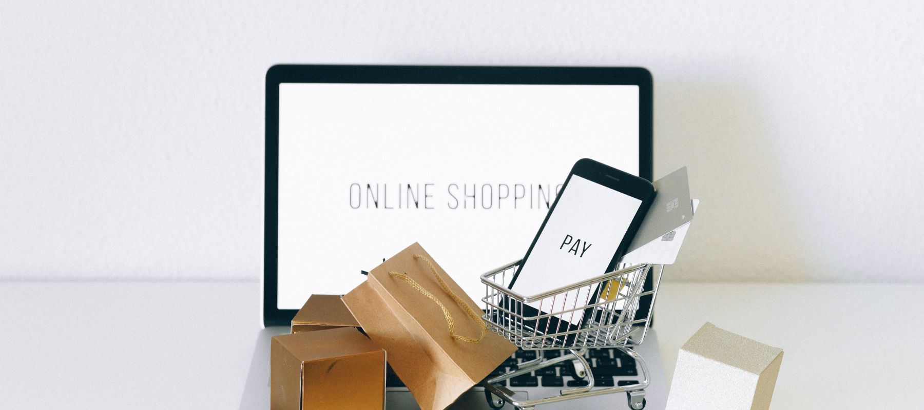 Por qué vender en Amazon sigue siendo una gran oportunidad en 2025 Amazon se ha consolidado como el marketplace más importante del mundo, con más de 300 millones de usuarios activos y ventas que superan los 500.000 millones de dólares anuales. En 2025, las oportunidades para los vendedores han crecido exponentially debido a: Tendencias favorables para vendedores: El e-commerce representa ya el 15% del retail mundial Los consumidores priorizan la comodidad y rapidez de entrega Amazon ha expandido sus servicios a más de 200 países Las herramientas de inteligencia artificial facilitan la gestión de inventarios El programa Amazon Prime cuenta con más de 200 millones de suscriptores Datos clave del marketplace en 2025: Más del 60% de las búsquedas de productos comienzan en Amazon Los vendedores terceros representan el 58% de todas las ventas El ticket medio ha aumentado un 12% respecto a 2024 Las categorías de tecnología, hogar y salud lideran el crecimiento Cómo empezar a vender en Amazon paso a paso Decide si venderás como empresa o particular La primera decisión crucial es determinar tu status fiscal para vender en Amazon: Vender como particular: Ideal para ventas ocasionales o testing de productos Menor complejidad fiscal inicial Limitaciones en volumen de ventas Sin acceso a todas las herramientas profesionales Vender como empresa: Acceso completo a Amazon Business Mayor credibilidad ante los compradores Posibilidad de deducir gastos empresariales Obligaciones fiscales más complejas pero beneficios a largo plazo Recomendación: Si planeas vender de forma seria y continuada, constituye una empresa desde el inicio. Elige entre Amazon FBA o FBM Amazon FBA (Fulfillment by Amazon): Amazon gestiona almacenamiento, envío y atención al cliente Tus productos son elegibles para Amazon Prime Mayor visibilidad en los resultados de búsqueda Costes más altos pero mayor comodidad operativa Amazon FBM (Fulfillment by Merchant): Tú gestionas el almacenamiento y envío Menores comisiones pero mayor responsabilidad logística Control total sobre el packaging y experiencia de cliente Ideal para productos de gran tamaño o margen muy ajustado Estrategia híbrida: Muchos vendedores exitosos combinan ambos modelos según el producto. Abre tu cuenta de vendedor en Amazon Proceso paso a paso: Registro inicial: Accede a seller.amazon.es y selecciona "Regístrate ahora" Documentación necesaria: NIF/CIF y documentos de identidad Extracto bancario reciente Factura de servicios para verificar dirección Tarjeta de crédito internacional Verificación de identidad: Amazon realizará llamadas y envíos de códigos Configuración fiscal: Completa el formulario W-8BEN-E si vendes desde España Activación: El proceso puede tardar 24-72 horas Cómo encontrar productos ganadores en 2025 Qué es un producto ganador y cómo identificarlo Un producto ganador en Amazon cumple estos criterios esenciales: Características fundamentales: Demanda constante y creciente (mínimo 100 búsquedas mensuales) Competencia moderada (menos de 200 reseñas en los top 10) Margen de beneficio superior al 30% Posibilidad de mejora respecto a la competencia Tamaño y peso optimizado para logística Métricas clave a analizar: BSR (Best Seller Rank): Menor a 100,000 en categorías principales Precio de venta: Entre 15€ y 70€ para máxima rotación Reviews ratio: Menos del 50% de productos con +100 reseñas Tendencia estacional: Productos con demanda estable año redondo Herramientas para analizar tendencias y demanda Herramientas esenciales para 2025: Helium 10: Suite completa con Black Box para research de productos Análisis de keywords y competencia Estimación de volumen de ventas Seguimiento de productos competidores Jungle Scout: Especializada en product research Base de datos con millones de productos Calculadora de rentabilidad integrada Análisis de tendencias históricas AMZScout: Herramienta europea con datos precisos Extension de Chrome gratuita Análisis de nichos emergentes Seguimiento de precios automático Google Trends + Ubersuggest: Para validar demanda externa a Amazon Tendencias de búsqueda estacionales Análisis de keywords relacionadas Oportunidades de contenido Costes y comisiones al vender en Amazon Tarifas principales en Amazon FBA Estructura de costes 2025: Concepto Coste Descripción Cuenta Profesional 39€/mes Obligatoria para FBA Comisión de referencia 8-15% Varía según categoría Tarifas FBA 2,50-8€/unidad Según tamaño y peso Almacenamiento 0,75€/m³/mes Tarifa estándar Almacenamiento largo plazo 6,90€/m³/mes +365 días Devoluciones Coste logístico Según política Ejemplo práctico con tabla de costes Caso práctico: Producto de 25€ de precio de venta Concepto Cantidad Porcentaje Precio de venta 25,00€ 100% Comisión Amazon (12%) -3,00€ -12% FBA + logística -4,50€ -18% Coste producto -8,00€ -32% Publicidad (15%) -3,75€ -15% Beneficio neto 5,75€ 23% Análisis: Este ejemplo muestra un margen saludable del 23%, considerando todos los costes operativos. Cómo crear un listado atractivo y optimizado Título, imágenes, bullet points y descripción Título optimizado (200 caracteres máximo): Incluye keyword principal al inicio Menciona marca, modelo y características clave Evita símbolos especiales y palabras promocionales Ejemplo: "Auriculares Bluetooth Inalámbricos, 30h Batería, Cancelación Ruido, Resistentes al Agua IPX7" Imágenes que convierten: Imagen principal: Fondo blanco, producto centrado, alta resolución (2000x2000px) Imágenes secundarias: Lifestyle, comparativas, infografías de beneficios Cantidad óptima: 7-9 imágenes diferentes Formato: JPEG o PNG, menos de 10MB Bullet points efectivos: 5 bullets máximo, cada uno resolviendo una objeción Inicia con beneficio clave, seguido de características Usa keywords naturalmente integradas Formato: BENEFICIO CLAVE - Descripción detallada y técnica SEO para Amazon: cómo posicionar tu producto Factores de ranking A9 (algoritmo Amazon): Relevancia (35%): Keywords en título, bullets y backend Performance (30%): CTR, conversión, tiempo en página Satisfacción cliente (25%): Reseñas, ratings, devoluciones Disponibilidad (10%): Stock, velocidad entrega Estrategia de keywords: Research: Usa Helium 10 Cerebro para keywords long-tail Distribución: 70% en título/bullets, 30% en backend Densidad: 2-3% máximo para evitar keyword stuffing Sinónimos: Incluye variaciones y términos relacionados Logística, stock y envíos: claves para no perder ventas Cómo funciona el almacén de Amazon Proceso logístico FBA: Recepción: Tus productos llegan al centro de distribución Almacenamiento: Amazon los distribuye en múltiples centros Procesamiento: Al recibir pedido, Amazon prepara el envío Entrega: Usando la red logística de Amazon y transportistas Ventajas operativas: Tiempo de entrega: 24-48h con Prime Gestión de devoluciones automática Atención al cliente 24/7 en múltiples idiomas Escalabilidad sin límites de capacidad Gestión de inventario para evitar roturas de stock Estrategias de restock 2025: Análisis predictivo: Usa Amazon Brand Analytics para tendencias Monitoriza BSR diario con herramientas automáticas Establece alertas de stock mínimo Fórmula de restock: Stock Necesario = (Ventas diarias promedio × Lead time) + Stock de seguridad Best practices: Lead time buffer: Añade 15-20 días extra al tiempo proveedor Stock de seguridad: 30-45 días de inventario extra Restock automático: Configura alertas en 60 días de stock restante Diversificación: Múltiples proveedores para productos estrella Cómo declarar tus ventas si vendes desde España o desde otro país Obligaciones fiscales clave: Para residentes españoles: IVA: Declaración trimestral, aplicar 21% general IRPF/IS: Declarar beneficios en renta anual Modelo 303: IVA trimestral si superas umbral Intrastat: Si vendes a otros países UE >50.000€ Vendedores internacionales: VAT europeo: Registro obligatorio si superas thresholds país Formulario W-8BEN-E: Para evitar doble tributación EEUU EORI: Número operador económico para aduanas Documentación esencial: Facturas detalladas de todas las transacciones Informes de liquidación Amazon (Settlement reports) Justificantes de gastos deducibles Registro de inventario y valoración stock Para gestionar correctamente tus obligaciones fiscales como vendedor de Amazon, considera usar herramientas especializadas que automatizan el cálculo de impuestos y generan la documentación necesaria. Errores comunes al vender en Amazon por primera vez Subestimar la competencia Error típico: Lanzar productos sin analizar profundamente la competencia existente. Impacto: Precios inadecuados, posicionamiento pobre, pérdida de inversión inicial. Solución: Analiza los top 20 competidores en tu nicho Identifica gaps en sus listings (reseñas negativas recurrentes) Posiciona tu producto resolviendo esos gaps específicos Monitoriza precios y ajusta estrategia dinámicamente No conocer bien los márgenes Error típico: Calcular rentabilidad sin considerar todos los costes ocultos. Costes frecuentemente olvidados: Almacenamiento de largo plazo (+365 días) Costes de devoluciones y reembolsos Fluctuaciones de tipo de cambio Gastos de publicidad para mantener posicionamiento Penalizaciones por stock-out Solución: Usa calculadoras FBA actualizadas y añade 10-15% buffer para imprevistos. Dejar el marketing para el final Error típico: Crear el listing y esperar ventas orgánicas inmediatas. Realidad 2025: Sin publicidad inicial, tu producto será invisible entre millones de opciones. Estrategia de lanzamiento: Pre-lanzamiento: Construye lista email y redes sociales Lanzamiento: Campaña PPC agresiva primeras 4 semanas Crecimiento: Optimiza conversión y reduce ACoS gradualmente Madurez: Mantén presencia publicitaria para defensiva