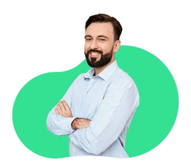 Dichiarazione IVA 3 Consulente fiscale sorridente con camicia chiara su sfondo verde, esperto in dichiarazione IVA