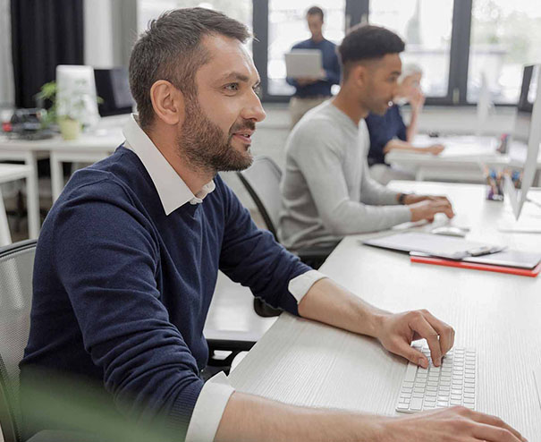 Vendere online in Europa 5 Consulente al computer elabora strategie per vendere online in Europa