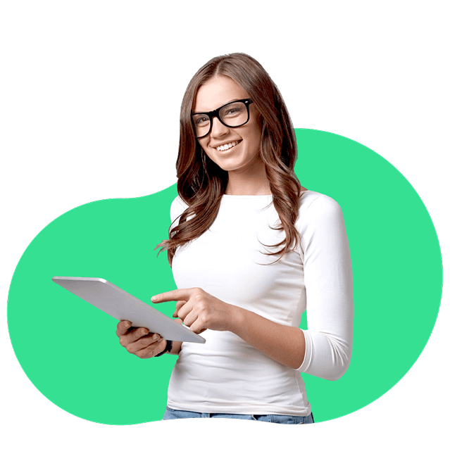 Consulente fiscale OSS con tablet sorride mentre offre supporto sul regime One Stop Shop