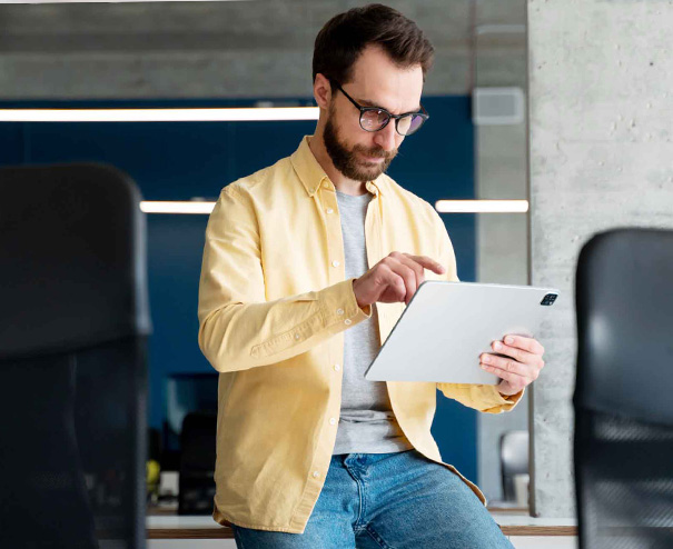 Dichiarazione IVA 4 Imprenditore controlla la dichiarazione IVA online da tablet in ufficio moderno