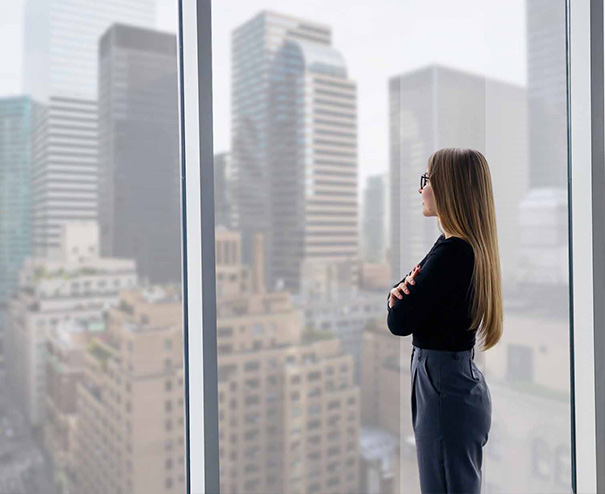 Vendere negli Stati Uniti 1 Imprenditrice guarda lo skyline di New York pianificando come vendere negli Stati Uniti