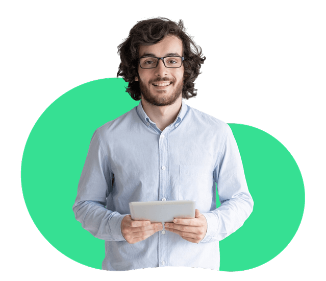 Responsabilità estesa del produttore (EPR) 4 Specialista EPR sorride con tablet in mano, pronto a supportare vendite e-commerce in Europa