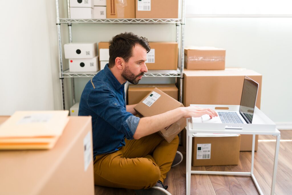 Responsabilité Élargie du Producteur en Espagne 7 Venditore e-commerce con pacco in mano controlla gli ordini su laptop