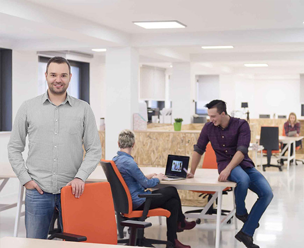 Partita IVA Polonia 3 Team di professionisti in ufficio moderno e collaborativo, simbolo di startup digitali e lavoro condiviso