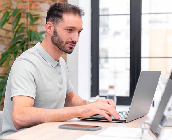 Partita IVA Spagna 4 Professionista al lavoro su laptop in ufficio moderno, simbolo di consulenza online e gestione fiscale digitale